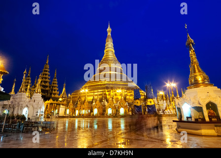 La Pagode Schwedagon de nuit Banque D'Images