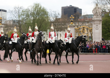 L'évolution de la garde à Buckingham Palace avec la cavalerie de la garde Banque D'Images