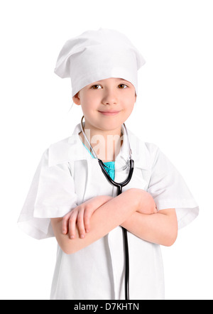 Portrait of a smiling little girl wearing comme infirmière sur l'uniforme blanc, avec un stéthoscope, debout avec ses bras croisés Banque D'Images