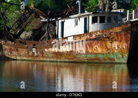 Vieux bateau rouillé, photographié à Puerto Pedregal dans l'ouest du Panama. Banque D'Images