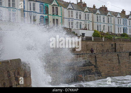 Porthleven, Cornwall, UK. Le 9 mai 2013. La mer est agitée pour cette période de l'année au port de Porthleven, les projections sur les murs du port sur la route et la chaussée. Credit : Bob Sharples/Alamy Live News Banque D'Images