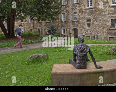 En étudiant le jardin de St Edmund Hall College à l'Université d'Oxford, England, UK Banque D'Images