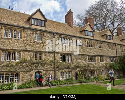 Les étudiants dans le jardin de St Edmund Hall College à l'Université d'Oxford, England, UK Banque D'Images