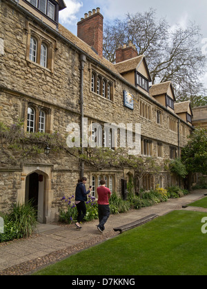 Les étudiants dans le jardin de St Edmund Hall College à l'Université d'Oxford, England, UK Banque D'Images