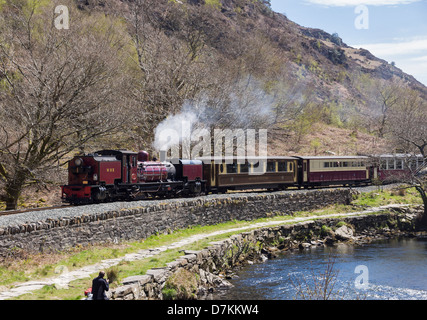 Welsh Highland Railway train à vapeur circulant le long Aberglaslyn Pass par Afon Glaslyn River dans le parc national de Snowdonia. Le Nord du Pays de Galles UK Beddgelert Banque D'Images