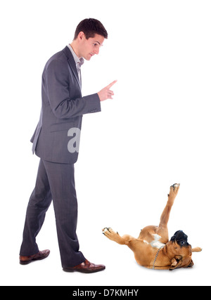 Jeune homme et son boxer in front of white background Banque D'Images