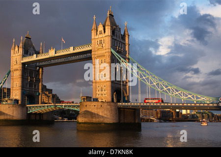 London Tower Bridge at Dusk avec passage de bus à double étage Banque D'Images