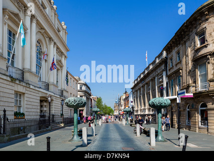 High Street avec the historic Mansion House à gauche, Doncaster, South Yorkshire, Angleterre, Royaume-Uni Banque D'Images