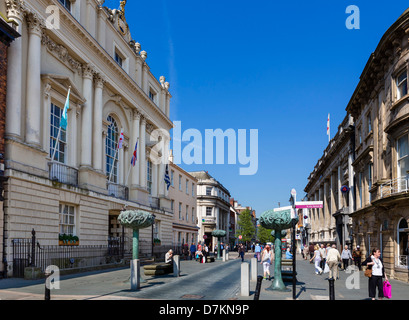 High Street avec the historic Mansion House à gauche, Doncaster, South Yorkshire, Angleterre, Royaume-Uni Banque D'Images