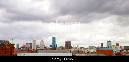 Panorama du Centre-ville de Birmingham montrant plusieurs des plus hauts immeubles de Birmingham - Paysage urbain sur un jour nuageux Banque D'Images