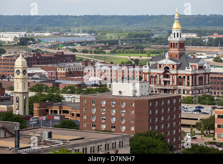 Skyline de Dubuque, Iowa USA du haut de la fontaine Place d'ascenseur. Banque D'Images