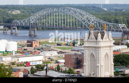 Avis de Dubuque, Iowa USA et le pont de la rivière Mississippi Julien Dubuque du haut de l'Ascenseur Place Fenelon. Banque D'Images