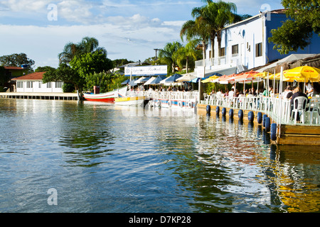 Restaurants à Barra da Lagoa, Canal qui conects Lagoon Conceicao à la mer ouverte à la plage de Barra da Lagoa. Banque D'Images