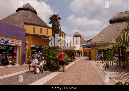 Le Mexique, Cozumel, cruise ship pier, store, les touristes shopping Banque D'Images