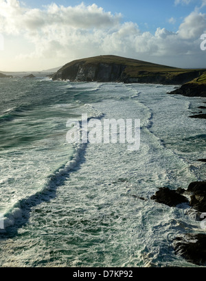 Vue sur l'océan et slea head le long de la côte sauvage vers Dunquin sur la péninsule de Dingle Comté de Kerry, Irlande Banque D'Images