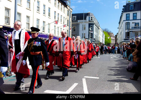 Jurats vêtus de leurs robes tête vers la célébration de la fête de libération. Le 9 mai 2013 est le 68e anniversaire de la libération de Jersey, Îles à l'occupant allemand pendant la seconde guerre mondiale. Banque D'Images