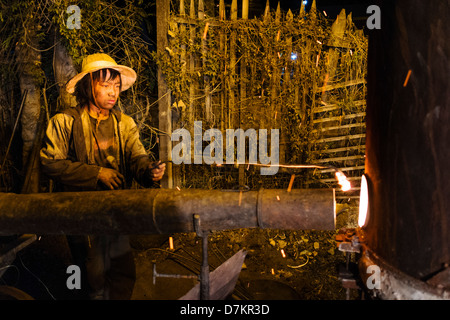 Metal Casting, Nyaung Shwe, Myanmar Banque D'Images