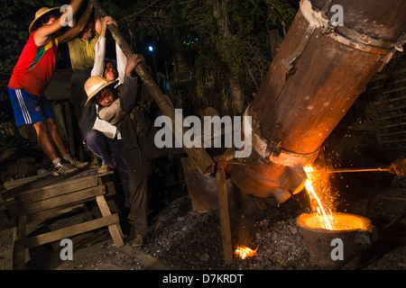 Metal Casting, Nyaung Shwe, Myanmar Banque D'Images