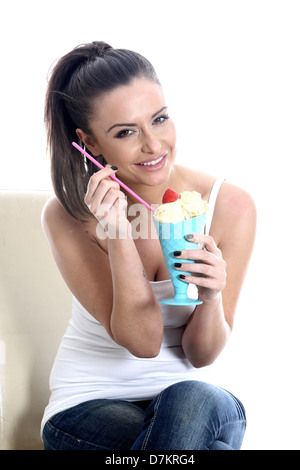 Happy Smiling Young Woman Holding sain et de manger une grande glace vanille Crème Glacée dessert dans un conteneur bleu sur un fond blanc Banque D'Images