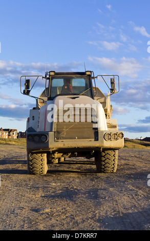 Dump Truck au repos sur un site de développement résidentiel Banque D'Images