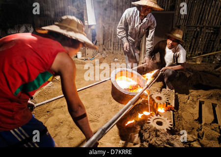 Metal Casting, Nyaung Shwe, Myanmar Banque D'Images