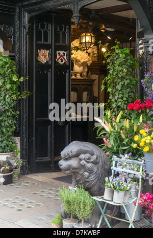 LONDRES, Royaume-Uni - 06 MAI 2013 : entrée au Liberty Store de Regent Street Banque D'Images