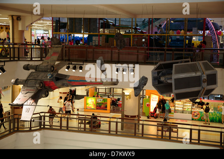 Des répliques de Star Wars X-Wing Alliance Rebelle Empire galactique et combattants tirant au centre commercial 1 Utama Petaling Jaya Malaisie Banque D'Images