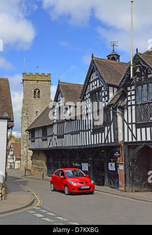 La Guildhall et Holy Trinity Church, rue Wilmore, Much Wenlock, Shropshire, Angleterre, Royaume-Uni Banque D'Images