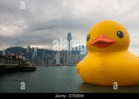 Canard en caoutchouc gonflables exposition d'art dans le port de Hong Kong Mai 2013 Banque D'Images