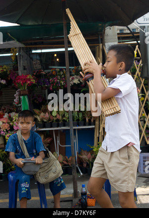 Jeune garçon de la rue dans les marchés à bangkok Banque D'Images