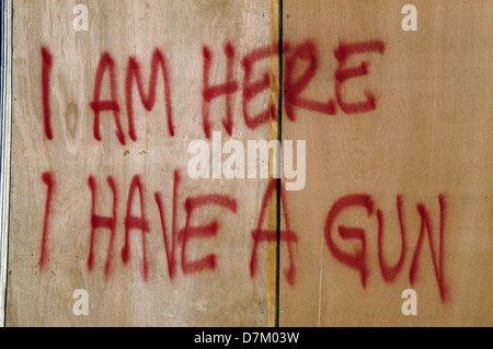 Signer sur une maison de Magazine Street pilleurs d'avertissement suite à l'ouragan Katrina le 4 septembre 2005 à New Orleans, LA. Banque D'Images