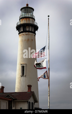 Les ETATS-UNIS, en Californie et de l'État Service phare, je vois des drapeaux en berne à Pigeon Point Phare sur la côte californienne. Banque D'Images