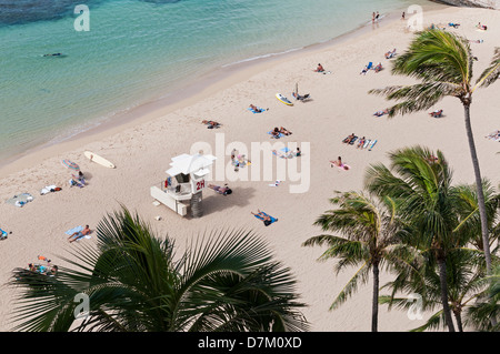 Les amateurs de plage sur Kaimana Beach (également connu sous le nom de Sans Souci ), Honolulu, Hawaï. Banque D'Images