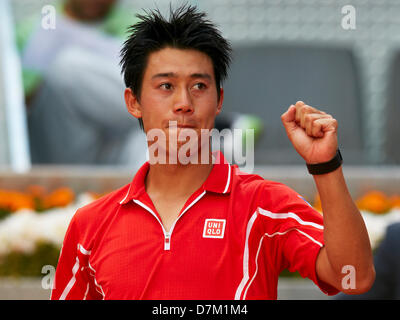 09.05.2013 Madrid, Espagne. Kei Nishikori du Japon célèbre après sa victoire sur Roger Federer de la Suisse pendant le match entre Kei Nishikori du Japon et de la suisse Roger Federer pendant sept jours de l'Open de Madrid de La Caja Magica. Credit : Action Plus Sport Images/Alamy Live News Banque D'Images