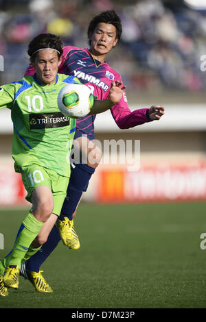 Daisuke Kikuchi (Bellmare), Takahiro Ogihara (Cerezo), 3 mai 2013 - Football : 2013 J.Division de Ligue 1 match entre Shonan Bellmare 0-3 Cerezo Osaka à Shonan Hiratsuka Stade BMW à Kanagawa, Japon. (Photo par FAR EAST PRESS/AFLO) Banque D'Images