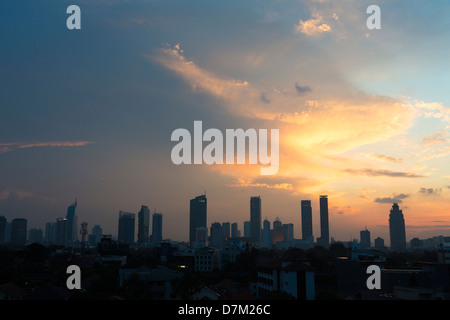 Coucher de soleil sur les toits de Jakarta, Indonésie Banque D'Images