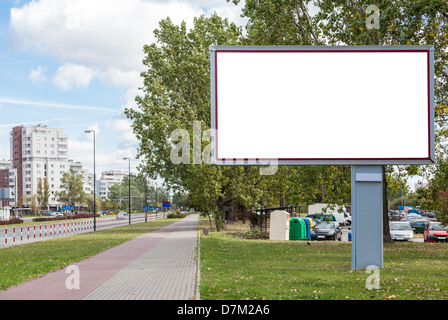 Blank billboard sur route en ville Banque D'Images