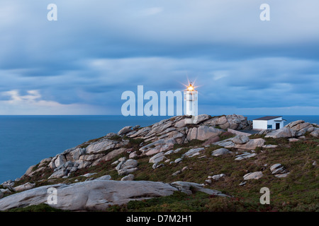 Phare de travail au nord de l'Espagne dans le mauvais temps. Plan horizontal Banque D'Images