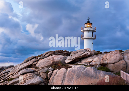 Phare de travail au nord de l'Espagne dans le mauvais temps. Plan horizontal Banque D'Images