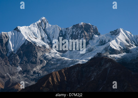 Montagnes couvertes de neige, les pics de l'Himalaya, le fond de ciel bleu, au Népal Banque D'Images