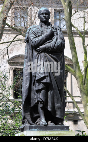 Londres, Angleterre, Royaume-Uni. Statue (1931 par sir Bertram Mackennal) de George Nathaniel Curzon, marquis Curzon de Kedleston (1859-1925) Banque D'Images