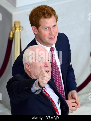 Washington DC, USA, 09 mai 2013. Escorté par le sénateur américain John McCain (républicain de l'Arizona), le prince Harry visite une exposition au Sénat Russell Immeuble de bureaux sur la colline du Capitole à Washington, D.C. en scène par HALO Trust le Jeudi, 9 mai 2013. Le HALO Trust a pour but d'enlever les mines et autres débris laissés par la guerre qui pourrait présenter un danger pour les civils. Credit : Ron Sachs / CNP/Alamy Live News Banque D'Images