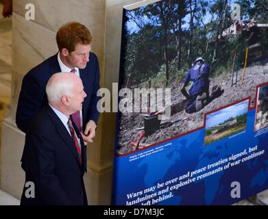 Washington DC, USA, 09 mai 2013. Escorté par le sénateur américain John McCain (républicain de l'Arizona), le prince Harry visite une exposition au Sénat Russell Immeuble de bureaux sur la colline du Capitole à Washington, D.C. en scène par HALO Trust le Jeudi, 9 mai 2013. Le HALO Trust a pour but d'enlever les mines et autres débris laissés par la guerre qui pourrait présenter un danger pour les civils. Credit : Ron Sachs / CNP/Alamy Live News Banque D'Images