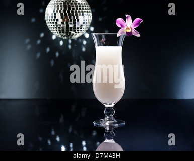 Cocktail Pina Colada en face de disco lights Banque D'Images