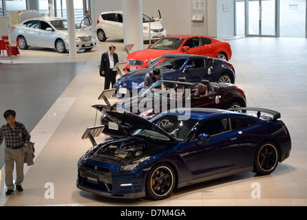 10 mai 2013, Yokohama, Japon - Parcourir les visiteurs autour de dans la spacieuse salle d'exposition de Nissan Motor Co. a son siège social à Yokohama, au sud de Tokyo, le vendredi 10 mai 2013. Nissan a signalé la plus faible croissance des bénéfices annuels parmi les constructeurs automobiles japonais comme un différend politique sino-japonaise, frapper de plein fouet le Japon n°2 du disque lorsque la consommation d'automobiles chinois ont commencé à boycotter les produits japonais en septembre de l'année dernière. (Photo de Natsuki Sakai/AFLO) Banque D'Images