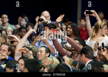 Les élèves prennent des photos comme le président américain Barack Obama parle de Manor Nouvelle technologie High School de Manor, Texas Banque D'Images