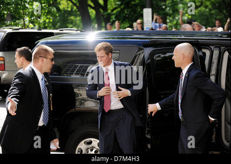 Washington DC, USA, 09 mai 2013. Son Altesse Royale le prince Harry arrive sur la colline du Capitole pour visiter une exposition de photos anti-mines terrestres par le HALO Trust charité pendant le premier jour de sa visite aux États-Unis à l'immeuble de bureaux du Sénat Russell Le 9 mai 2013 à Washington, DC. .Crédit : Olivier Douliery / CNP/Alamy Live News Banque D'Images