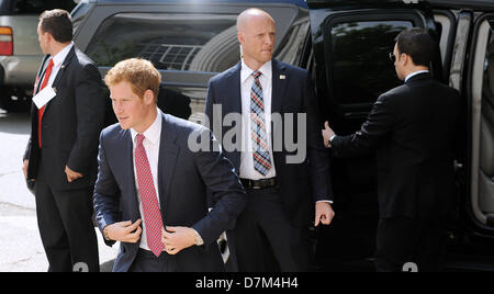 Washington DC, USA, 09 mai 2013. Son Altesse Royale le prince Harry arrive sur la colline du Capitole pour visiter une exposition de photos anti-mines terrestres par le HALO Trust charité pendant le premier jour de sa visite aux États-Unis à l'immeuble de bureaux du Sénat Russell Le 9 mai 2013 à Washington, DC. .Crédit : Olivier Douliery / CNP/Alamy Live News Banque D'Images