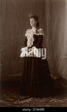 Portrait d'une jeune femme des années 1880 à Stockholm, vêtue d'une robe garnie de dentelle. L'image offre un aperçu de la mode et du portrait suédois du XIXe siècle. Banque D'Images