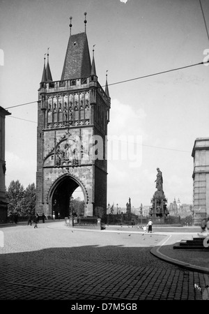 Cette photographie présente la Tour du Pont Charles à Prague, un monument historique de Bohême. Le pont et ses tours font partie de la riche architecture médiévale de la ville, reliant la vieille ville au château de Prague. Banque D'Images